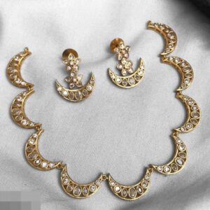 Elegant moon design neckset