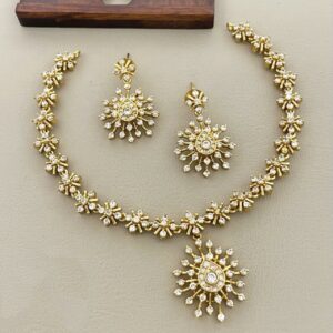 Elegant diamond cut stone neckset