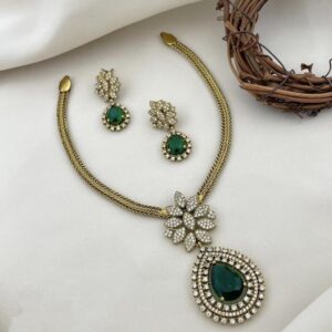 Elegant diamond cut stone neckset