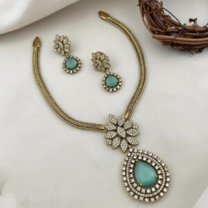Elegant diamond cut stone neckset