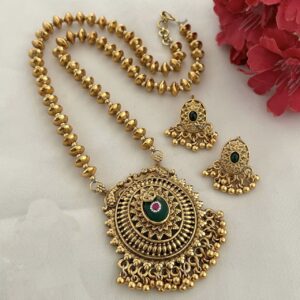 Elegant simple neckset