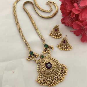 Elegant simple neckset